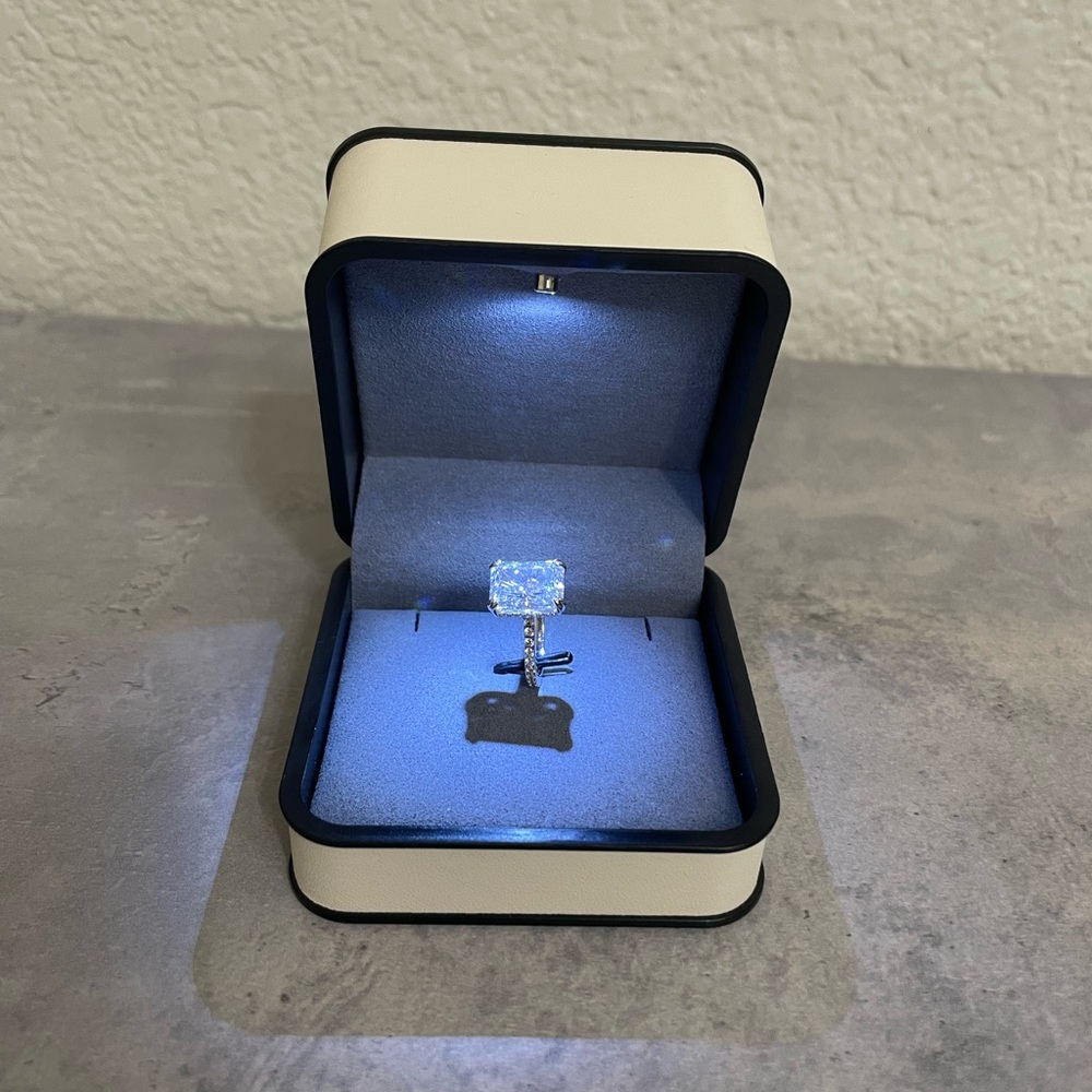 CUBIC ZIRCONIA Elegant Silver Ring